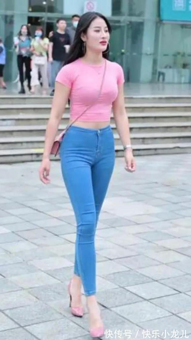 大长腿 红色高腰圆领T恤,加上蓝色长牛仔裤,你喜欢这种色彩搭配吗?