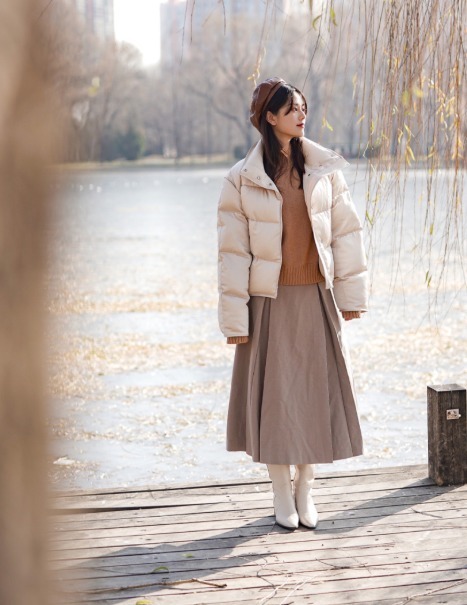 小姐姐 秋冬要给穿搭做减法,建议用“羽绒服+半身裙”,温柔显瘦更好看