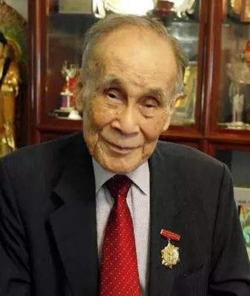 儿子|96岁老人将2000亿资产捐给国家，不为后代留一分钱，儿子打工为生