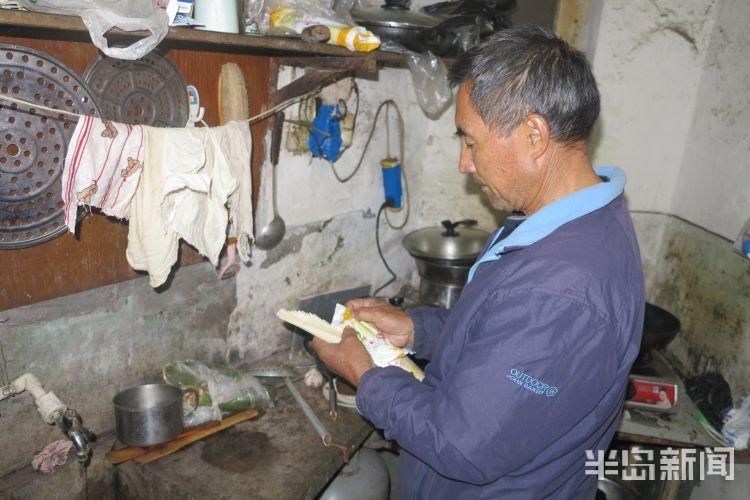 老汉|六旬老汉带着残疾儿扫大街，老伴重病、孙子两次手术，一群热心人出手相助