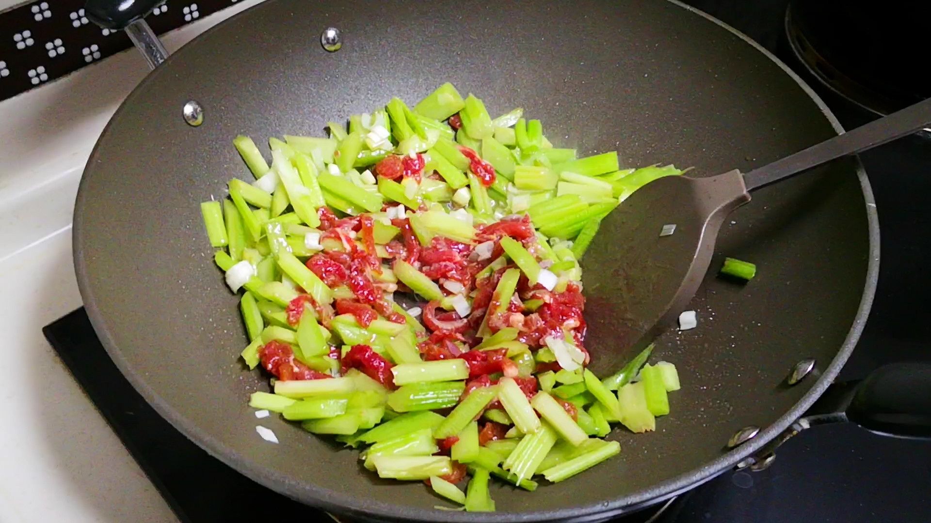  要点|炒芹菜，记住“3要点”，炒出的芹菜脆嫩爽口味道正，好吃不塞牙