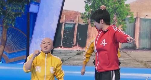 华晨宇|关晓彤趴包贝尔身上，谁注意她腿咋放的？网友：一看就是有男友的人