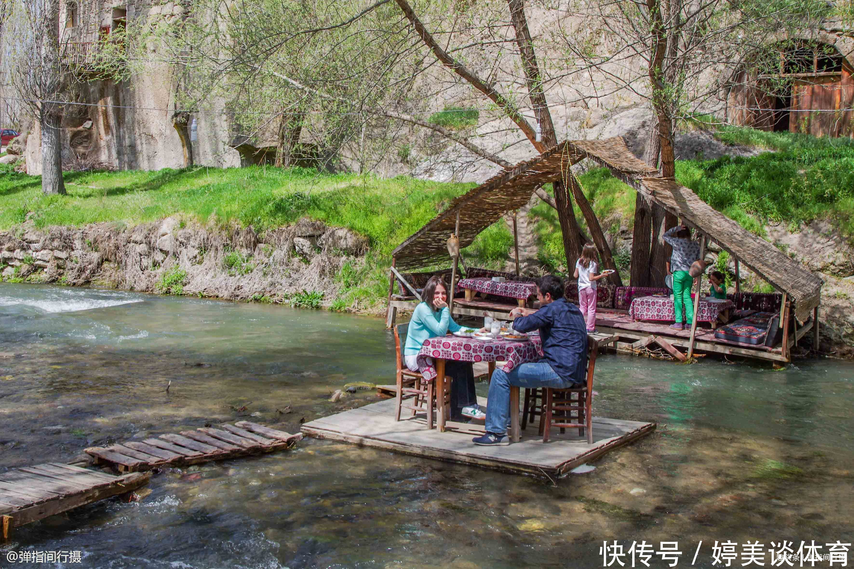 土耳其有条神秘峡谷，是原始绝美的徒步秘境，游客可坐在水中用餐