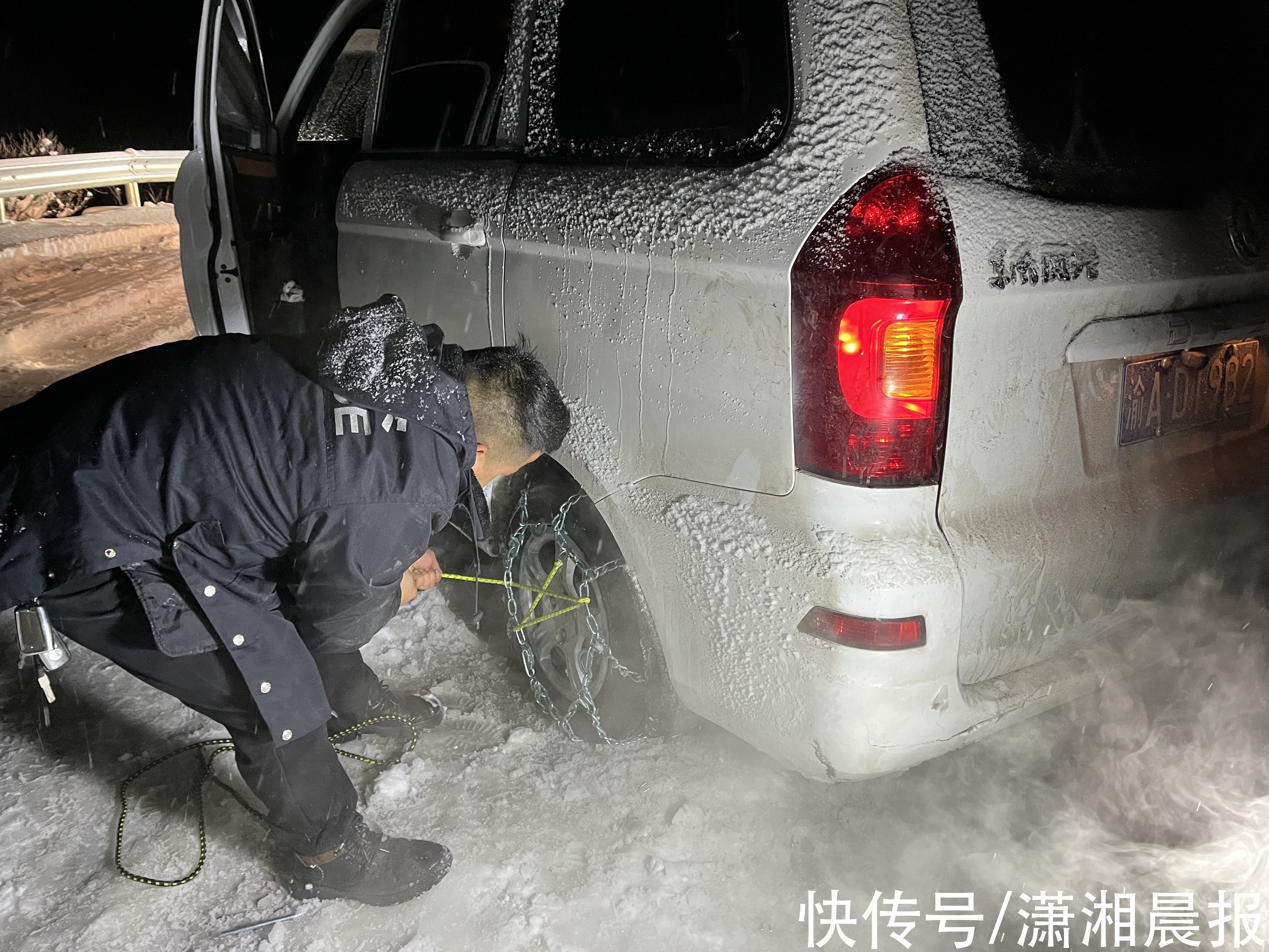 凤凰县|重庆夫妻被困雪夜湘西挨饿受冻几小时，直到遇上这对辅警夫妻