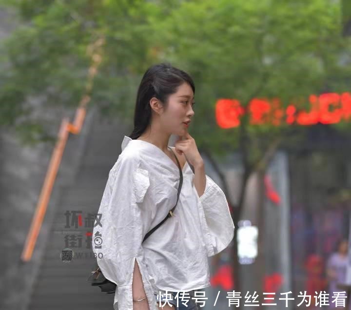 街拍|街拍小姐姐穿衣“不正经”，这么严肃的白衬衣被她穿成这样！