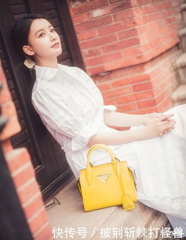 26岁孙怡真会打扮！穿白色衬衫连衣裙清新脱俗，美成初恋女友模样