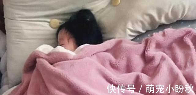气氛|孩子主动要求上床睡觉,觉得气氛不太对,翻开被子后想抡棍子了