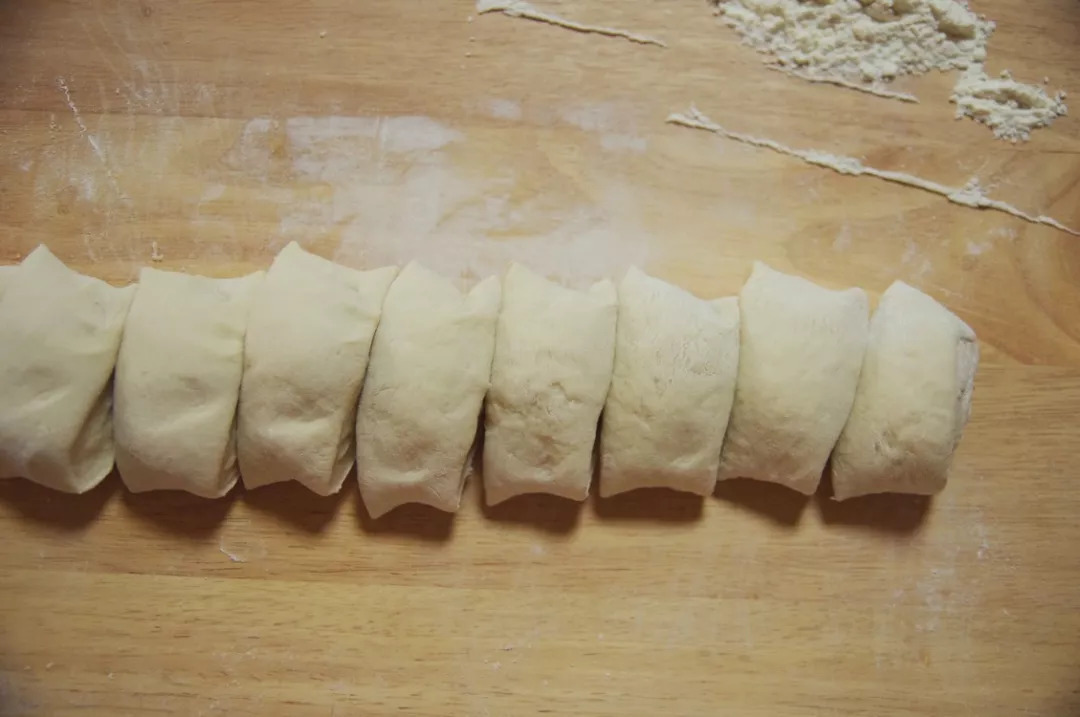 萝卜丝馅饼,一点肉都没放,吃起来确实格外香,刚上桌就被抢光光