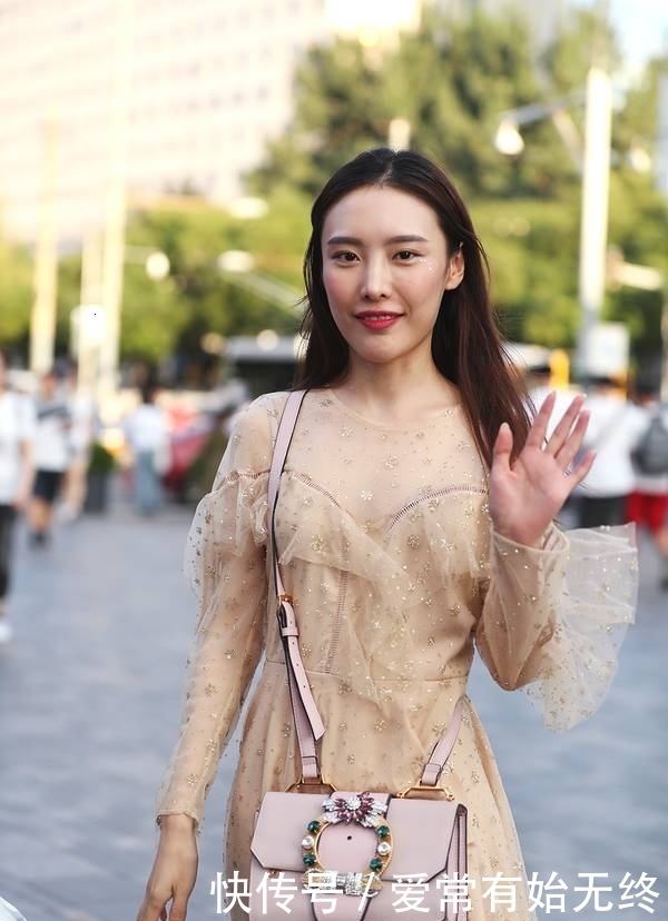 小姐姐|街拍:比较害羞的小姐姐