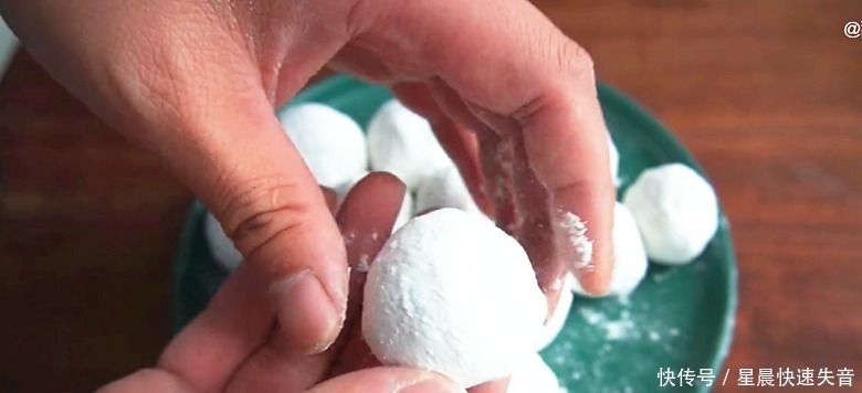 花生里放勺黑芝麻,酒店一碗38,在家做只花6元,香甜软糯好吃