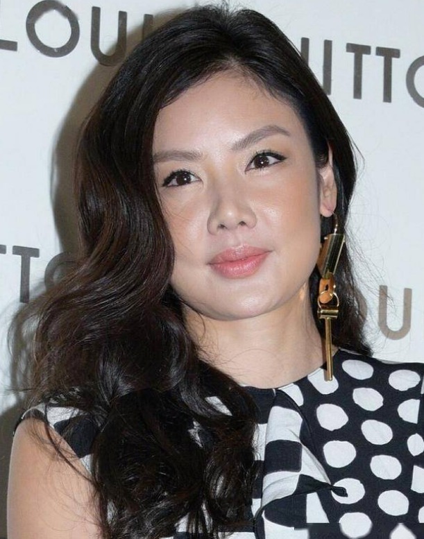 我被乐基儿饱满身材迷住了！卷发造型配无袖波点连衣裙，高贵优雅