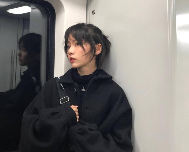 李佳航|同是《爱情公寓》的主角,陈赫、李佳航红得发紫,而她却沦为网红