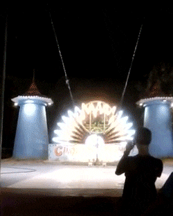 |搞笑GIF: 这也太神奇了吧 女友的鞋袜是怎么脱成这样的?