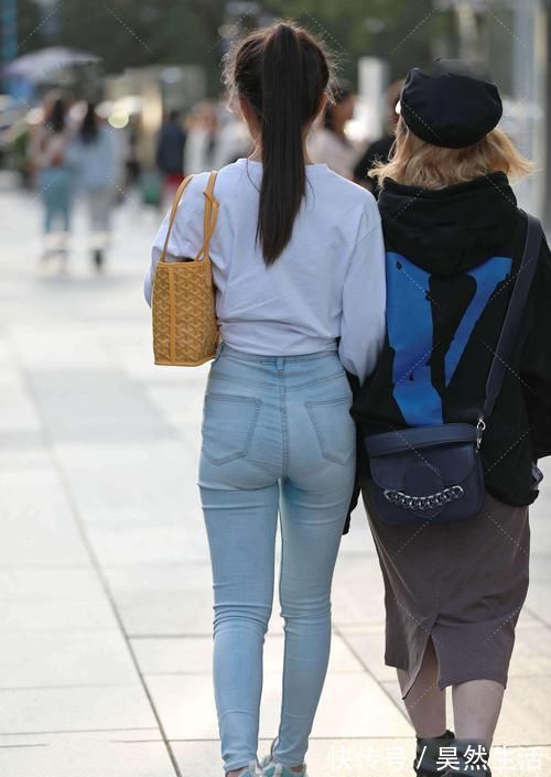 版型|白色短袖和牛仔裤的简单穿搭，极简风的潮流时尚气质