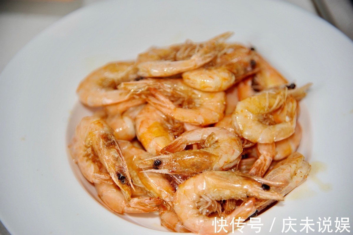 大虾好吃的做法,加入黑胡椒炖煮入味,鲜美可口,好吃到舔手指