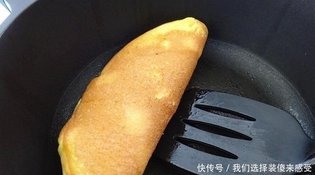 平底锅就能完成的、入口即化的舒芙蕾式蛋糕,简单好做,太好吃!