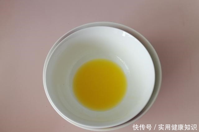 夏天不用烤箱也能做蛋糕,1搅1拌就完成,入口即化,孩子超爱吃