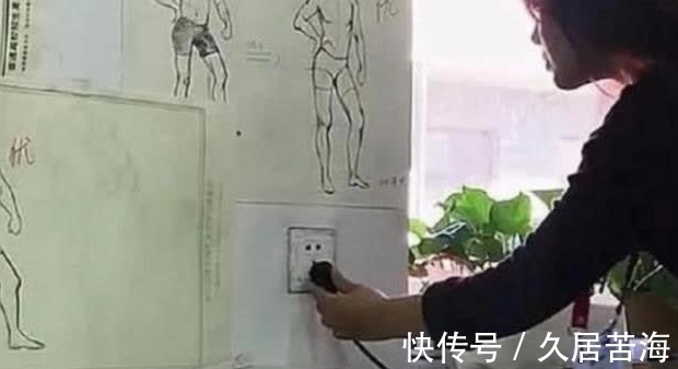 艺术生@美术生对“人民币”下手了,画完去捉弄老师,结果老师很尴尬