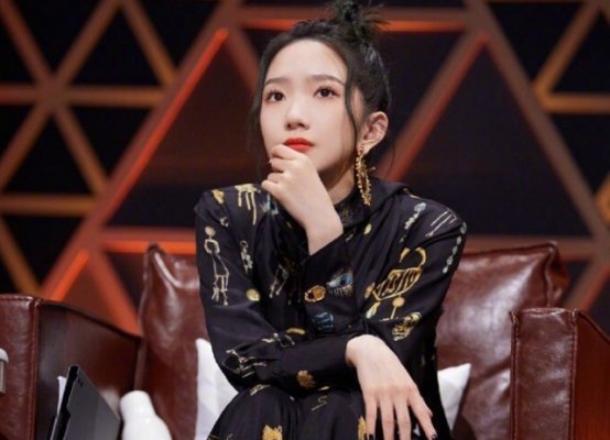 跷二郎腿|跷二郎腿又如何,孟美岐“老师”真没点评周传雄,他被淘汰也实属正常