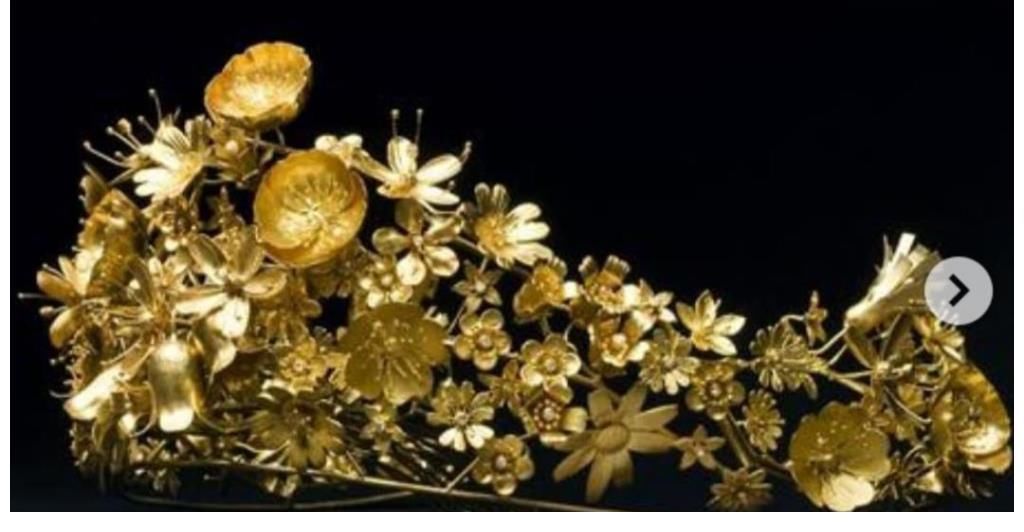 玛格丽特!丹麦玛格丽特二世女王审美独特,多顶黄金花卉头饰,造型古怪