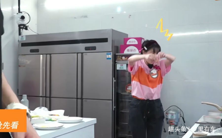 阚清子被热油溅到疼得大叫, 谁注意刘涛冲进来说的 太寒心啦