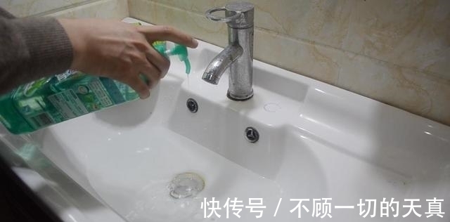 不管拖鞋多脏多黑，简单的泡一泡，一年没洗的拖鞋立马干净如新