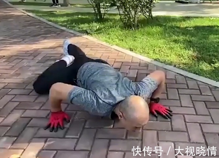 强身健体|场面壮观!陕西30多名大妈模仿动物爬行锻炼,网友:姿势像动物