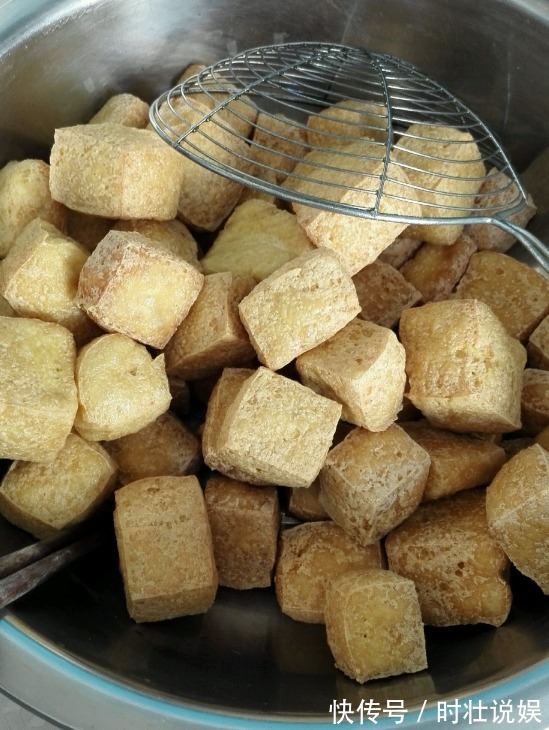 炸豆腐泡|炸豆腐泡,直接炸还是裹面粉炸教你一招,金黄酥脆,起泡不油腻