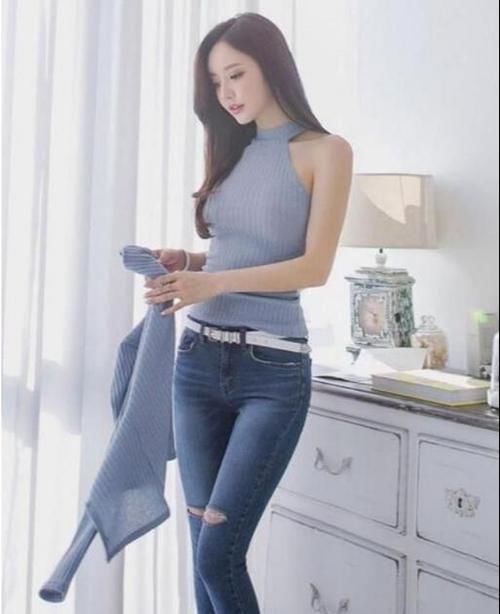 我们不一样|清纯的脸蛋，紧身牛仔裤勾勒出完美臀型，简直就是视觉冲击！