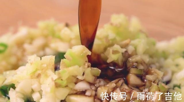 简单好吃的葱油黄瓜蒜香豆腐，软嫩营养又美味，老少皆宜的美食！