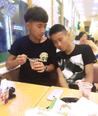 |搞笑GIF趣图：那娇羞样，我前天吃的都吐了！