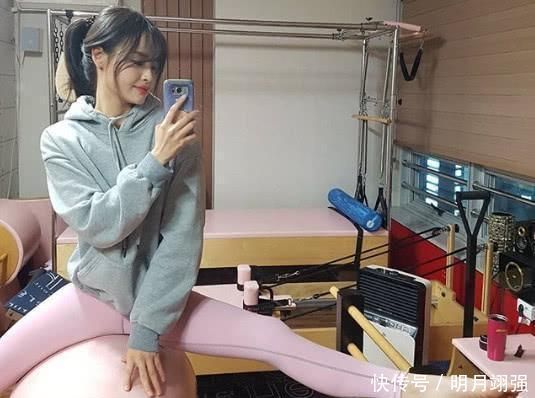 瑜伽|健身辣妈肤若凝脂,体态优美,被称为“少女妈”