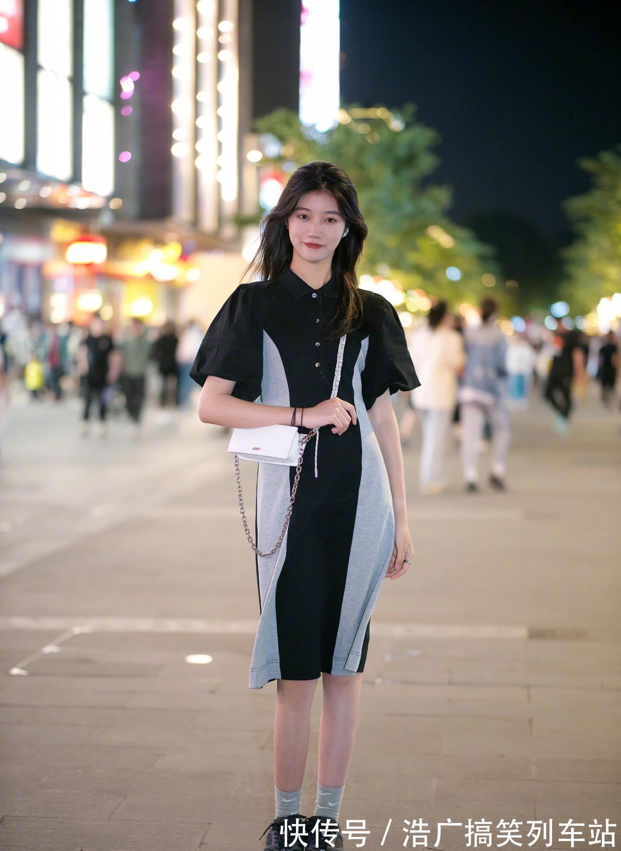 穿搭 黑色一字肩上衣搭配牛仔裤,时尚又恰到好处,也让穿搭浑然一体