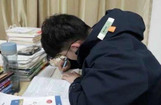 小雨|孩子在父母身边需要获得“能量”,很多家长并不在意,你做到几个