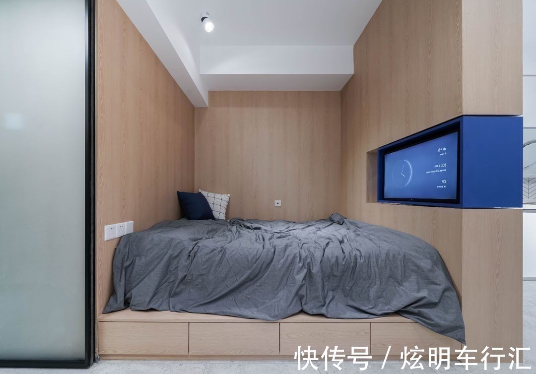 客厅|不到30平的单身小公寓,所有设备一应俱全,还有可旋转的电视