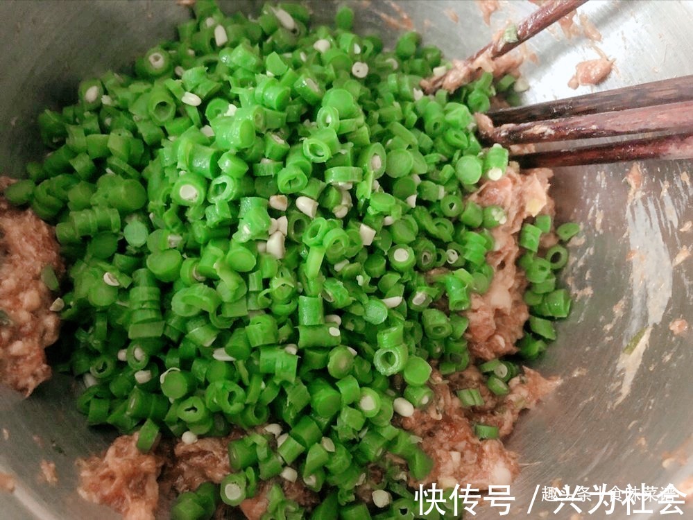 包子|豇豆猪肉包子调馅方法，鲜香扑鼻，好吃不油腻，老公一顿能吃5个