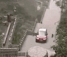 |幽默gif:去老婆娘家,刚要敲门,就听到丈母娘在打外甥女