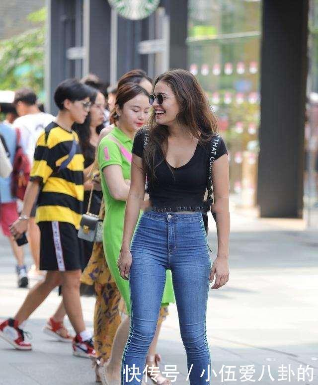 简约|舒适自在的打底裤穿搭显得有品位，简约随性美丽又吸睛，成熟魅力