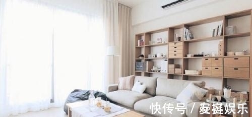 沙发|把沙发往前挪10厘米放个置物架进去,省钱实用又不占地,太聪明了