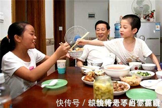 吾吾|辈分小有多无奈?25岁外甥女接3岁舅舅放学,被门卫误当成妈妈