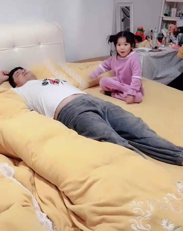 小棉袄|妈妈让爸爸哄女儿睡觉，爸爸却率先睡着，女儿“嘘声”动作萌翻了
