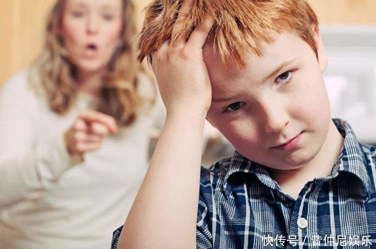 巴掌|因为拿西瓜慢,五岁男孩给爷爷一巴掌,爸爸的做法让人解气