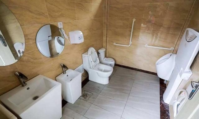 女人|把一个4岁的儿子带到女厕所,因为没教养而挨骂宝妈的话让同厕所的女人脸红