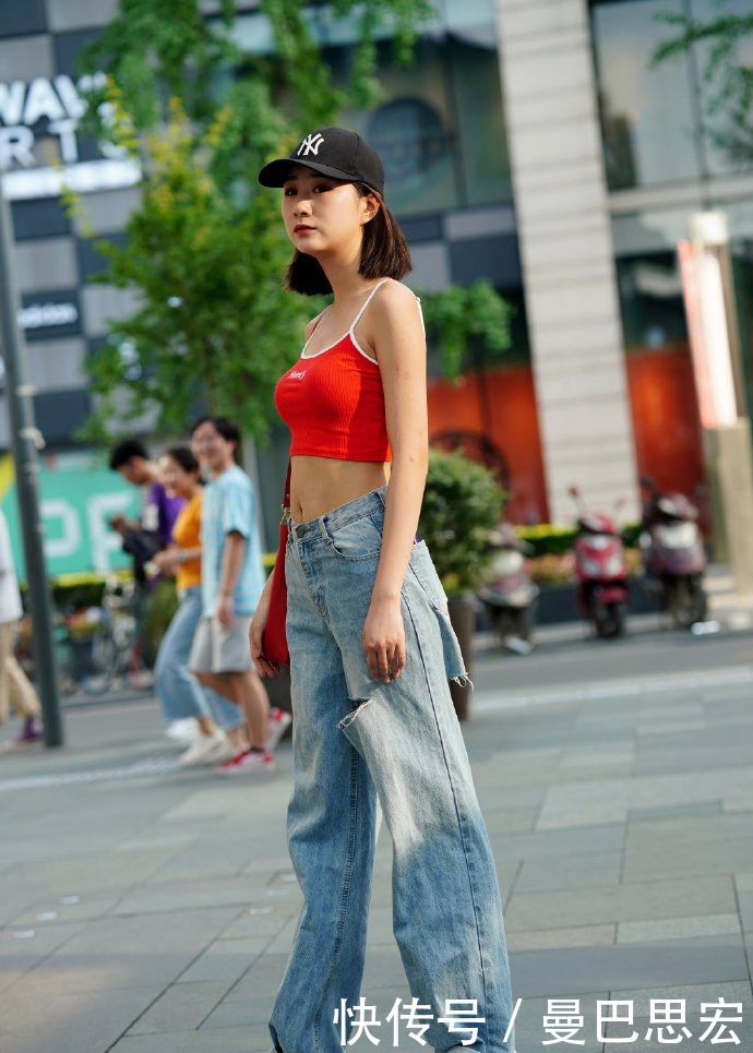 街拍美女:牛仔裤搭配吊带肚脐装,彰显好身材,美得够直接