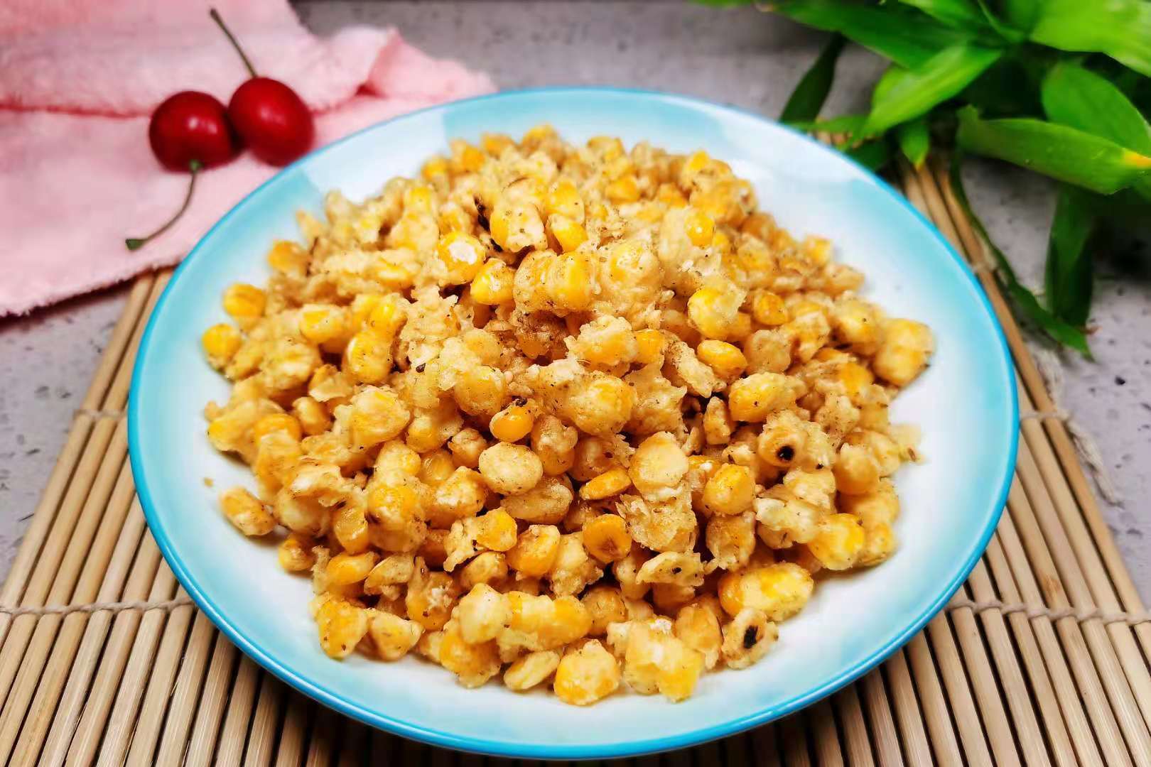 夏季，玉米的“简约”吃法，不煮不炖，简单煎一煎，上桌就秒光