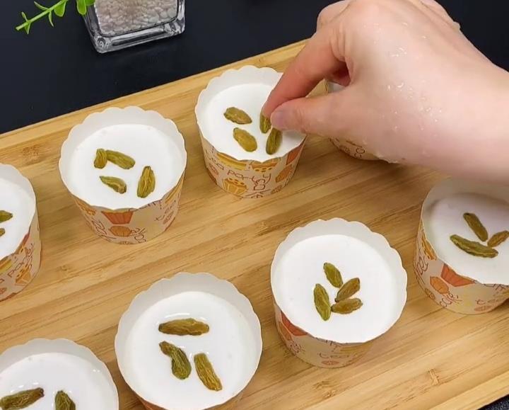 不用牛奶不用蛋，冬天喜欢吃的小点心，香甜可口，自己做挺简单