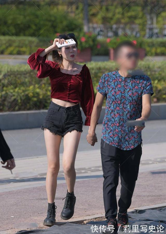 黑色 红色热情奔放，黑色沉稳神秘，红黑搭配让休闲穿搭也变得活力满满