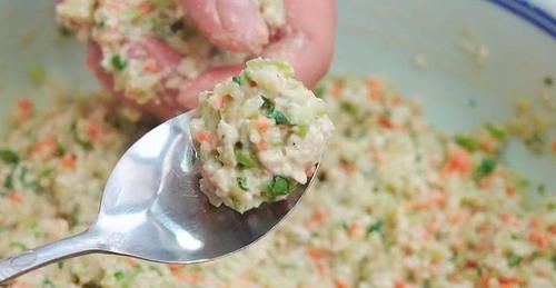 这盘炸丸子怎么吃都不腻,成本不到五块钱,外酥里嫩不吸油,真香