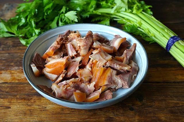 入冬后，给家人多吃这肉，和芹菜简单一炒，香味扑鼻，馋到流口水