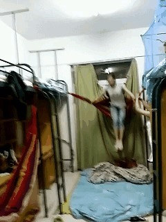 |搞笑GIF：嫂子为了让大哥戒烟 使尽了她浑身招数